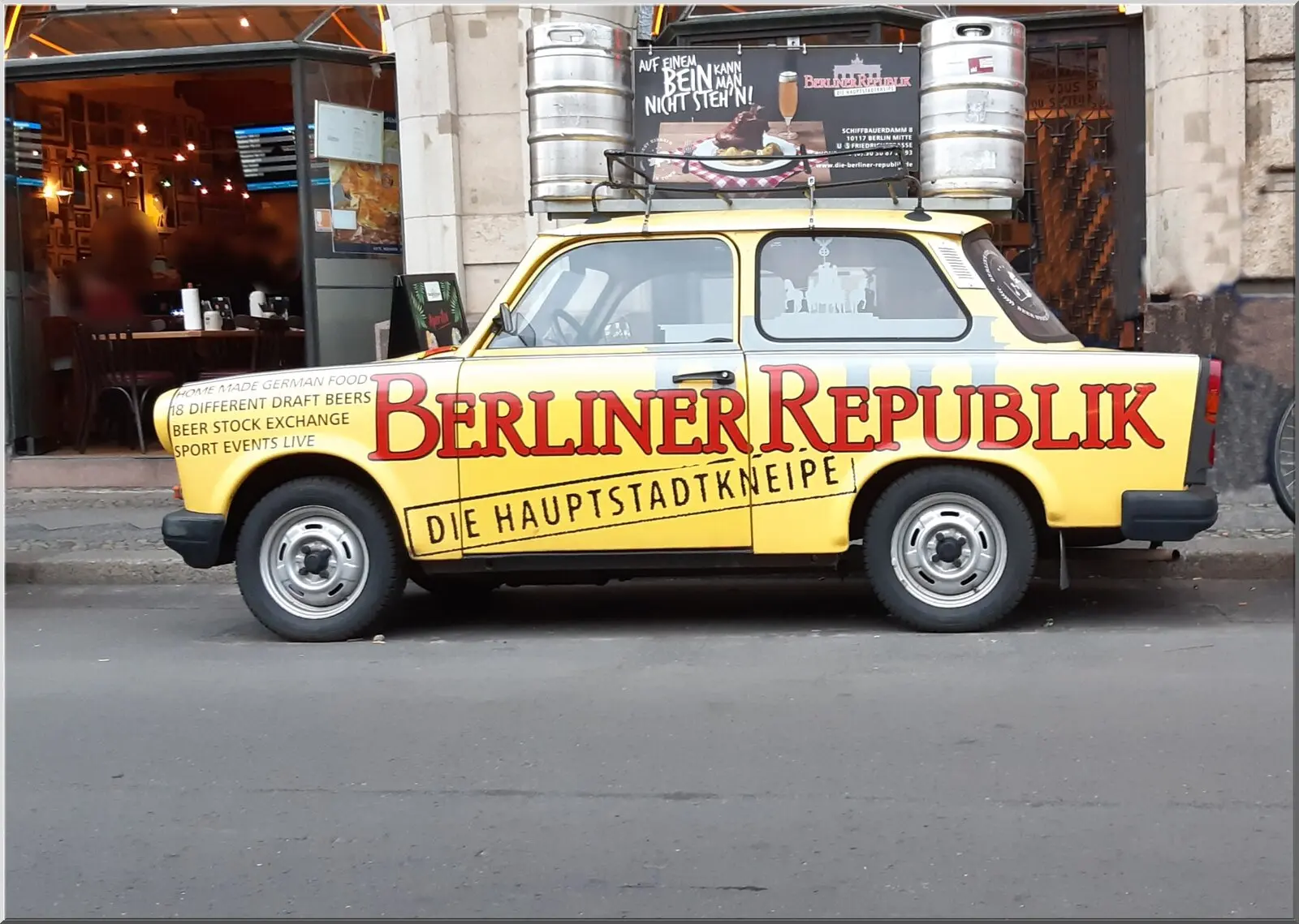 Postkarte mit Auto Berliner Republik