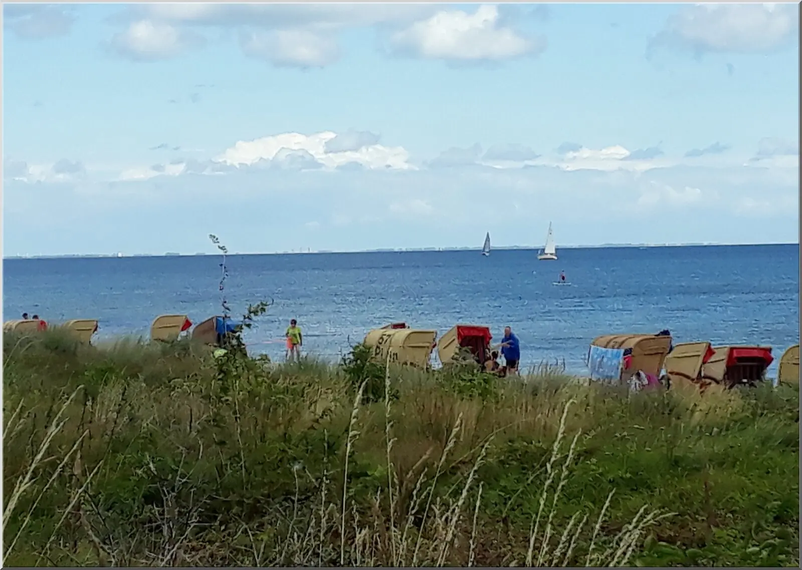 Postkarte mit Landschaft am Meer und Strandkörben A6 Postkarte mit Landschaft am Meer und Strandkörben