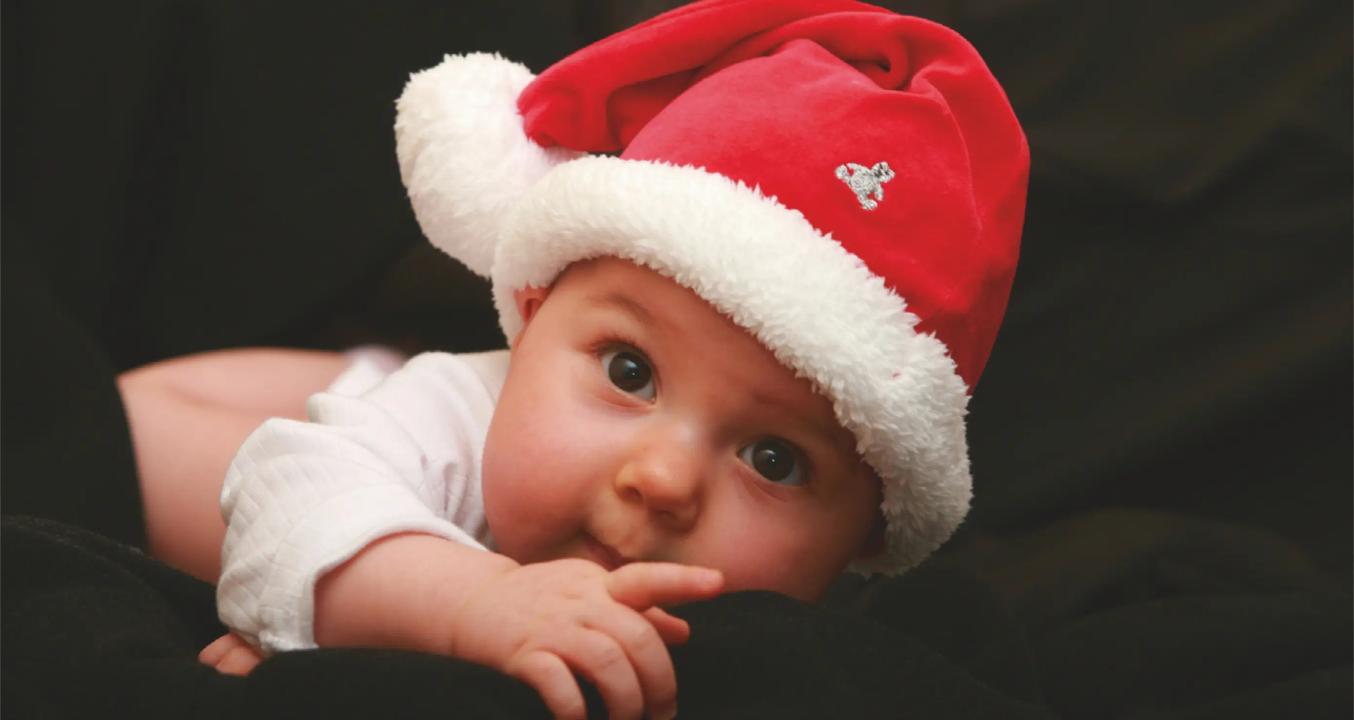 Süßes Baby mit Weihnachtsmütze
