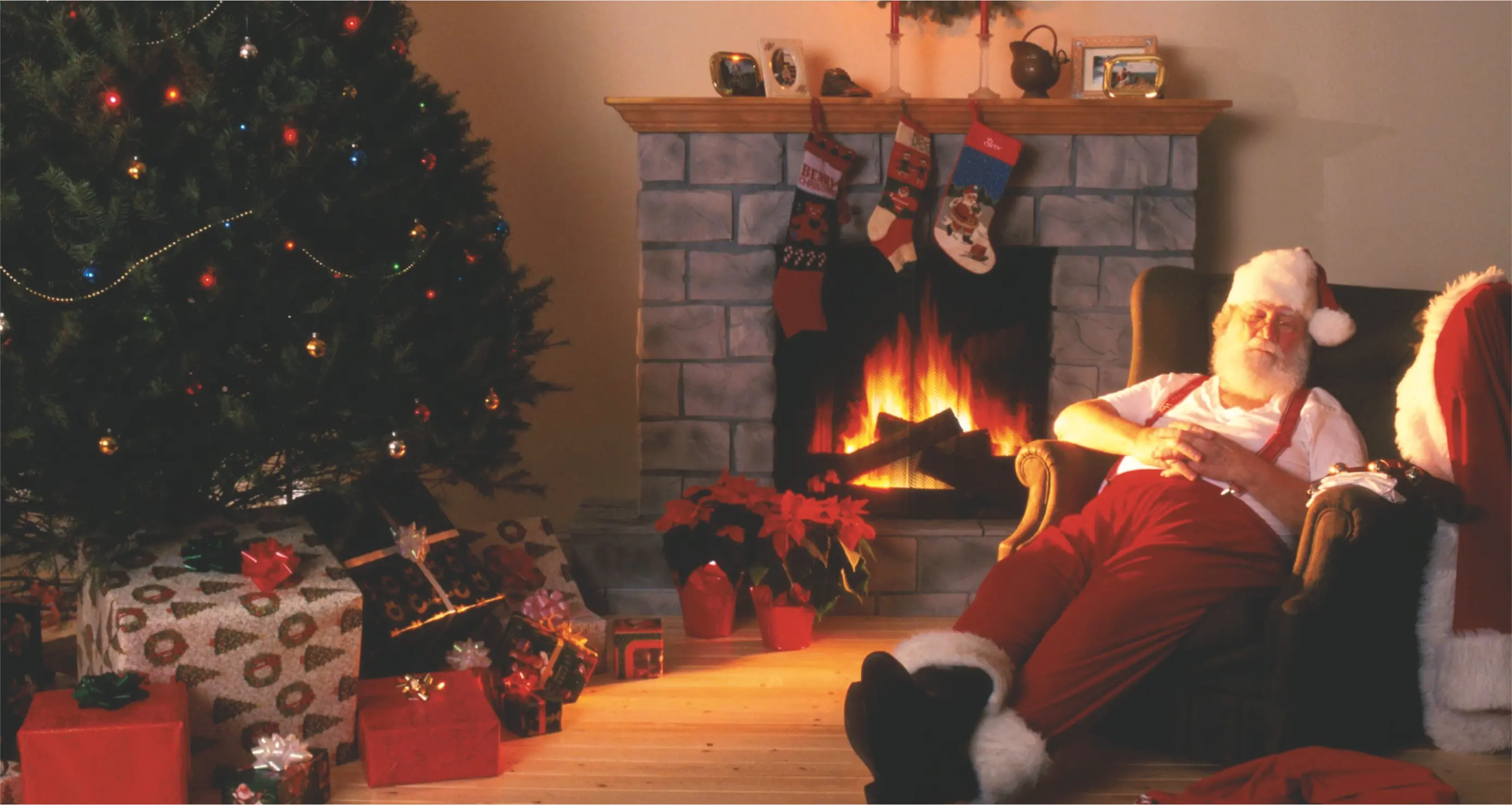 Weihnachtsmann schläft nach Bescherung im Sessel