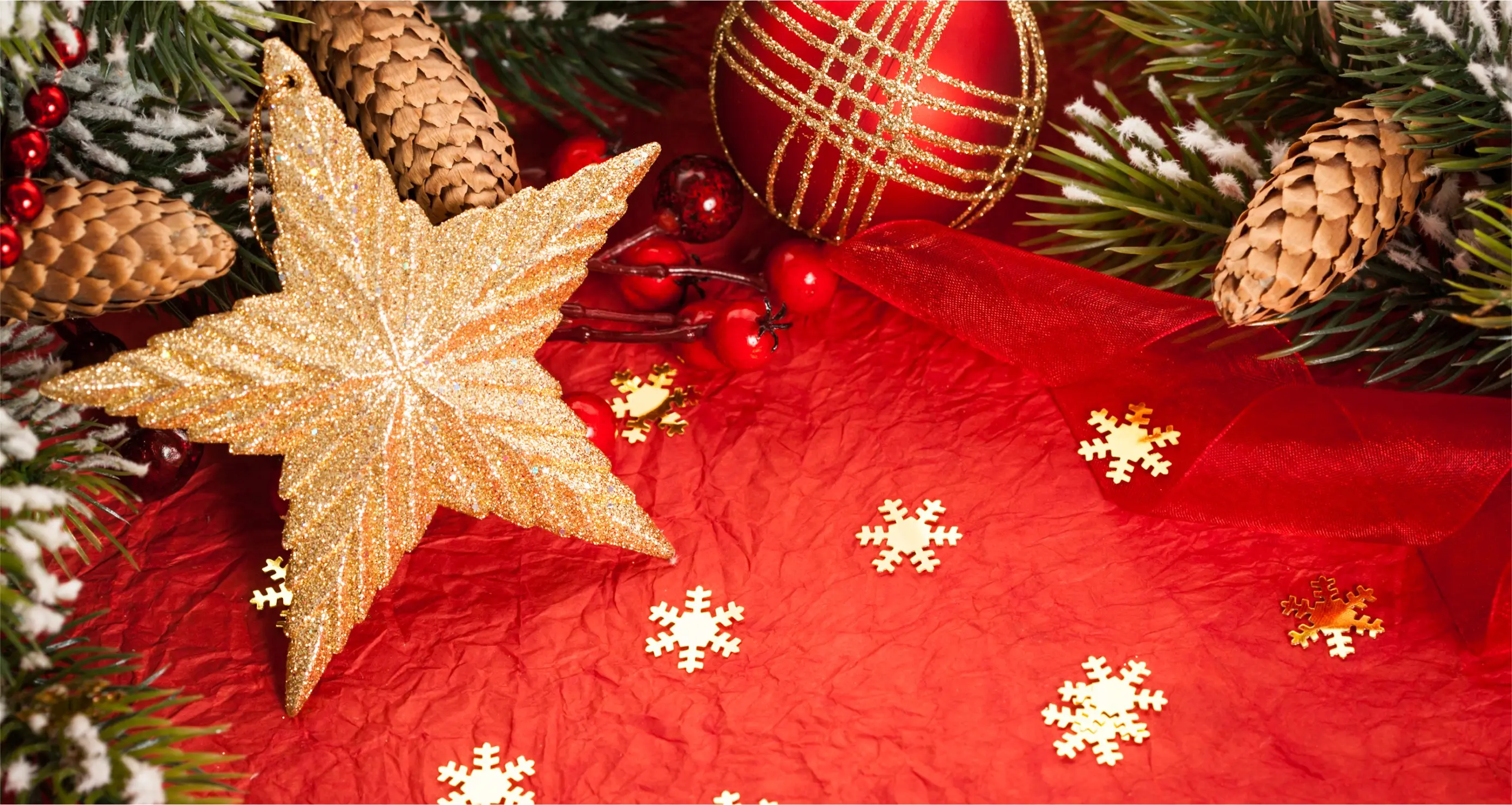 Weihnachtliche Dekoration mit goldenem Stern
