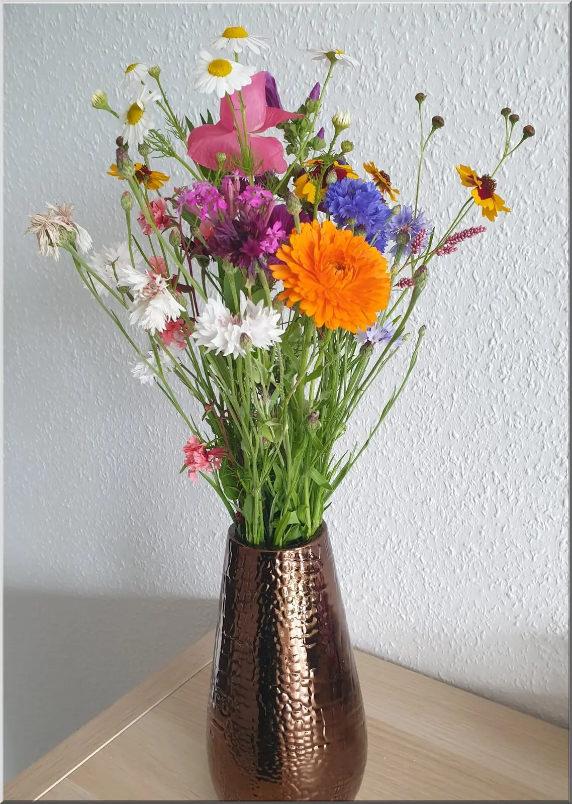 Postkarte bunter Blumenstrauß Wildblumen in Vase
