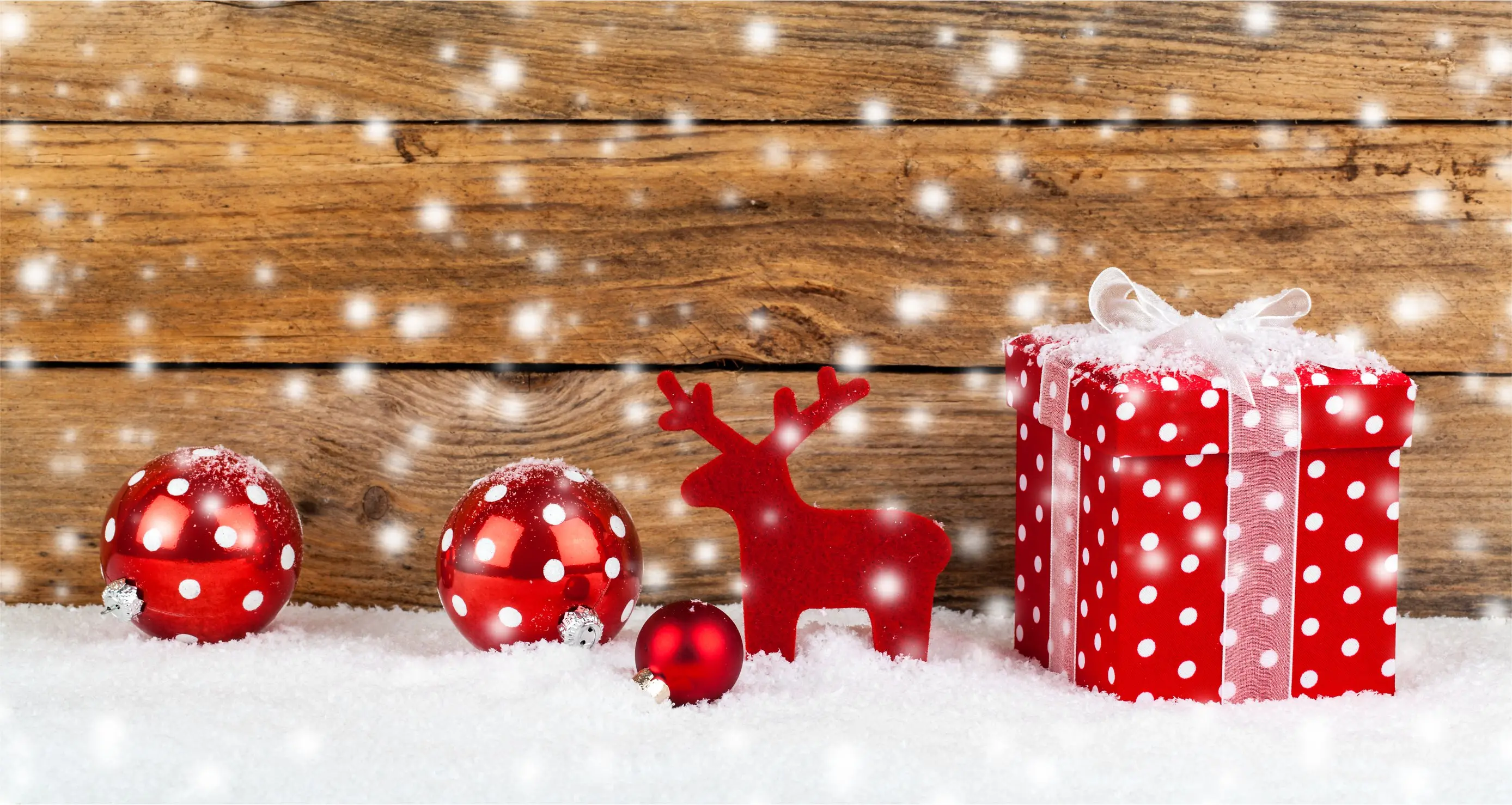 Rote Weihnachtsdekoration mit Schneeflocken