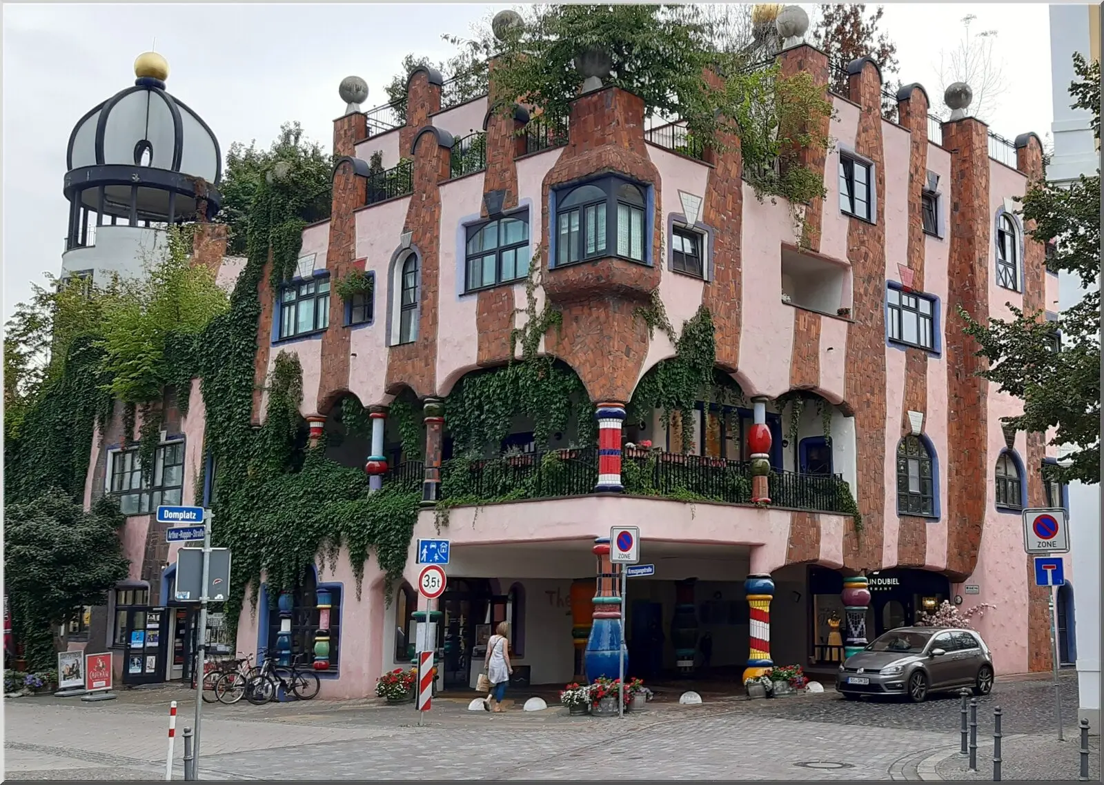Postkarte mit Hundertwasserhaus rosa Künstler Magdeburg