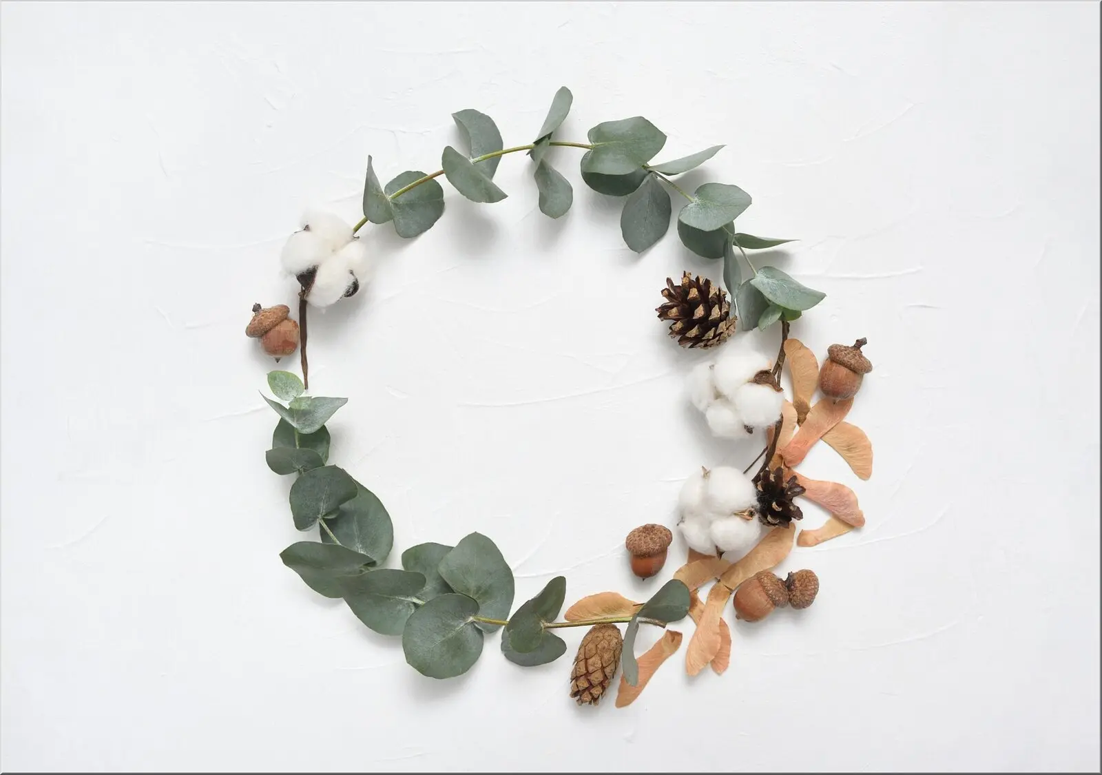 Postkarte mit Eukalyptus Kranz als Motiv Herbst Zapfen