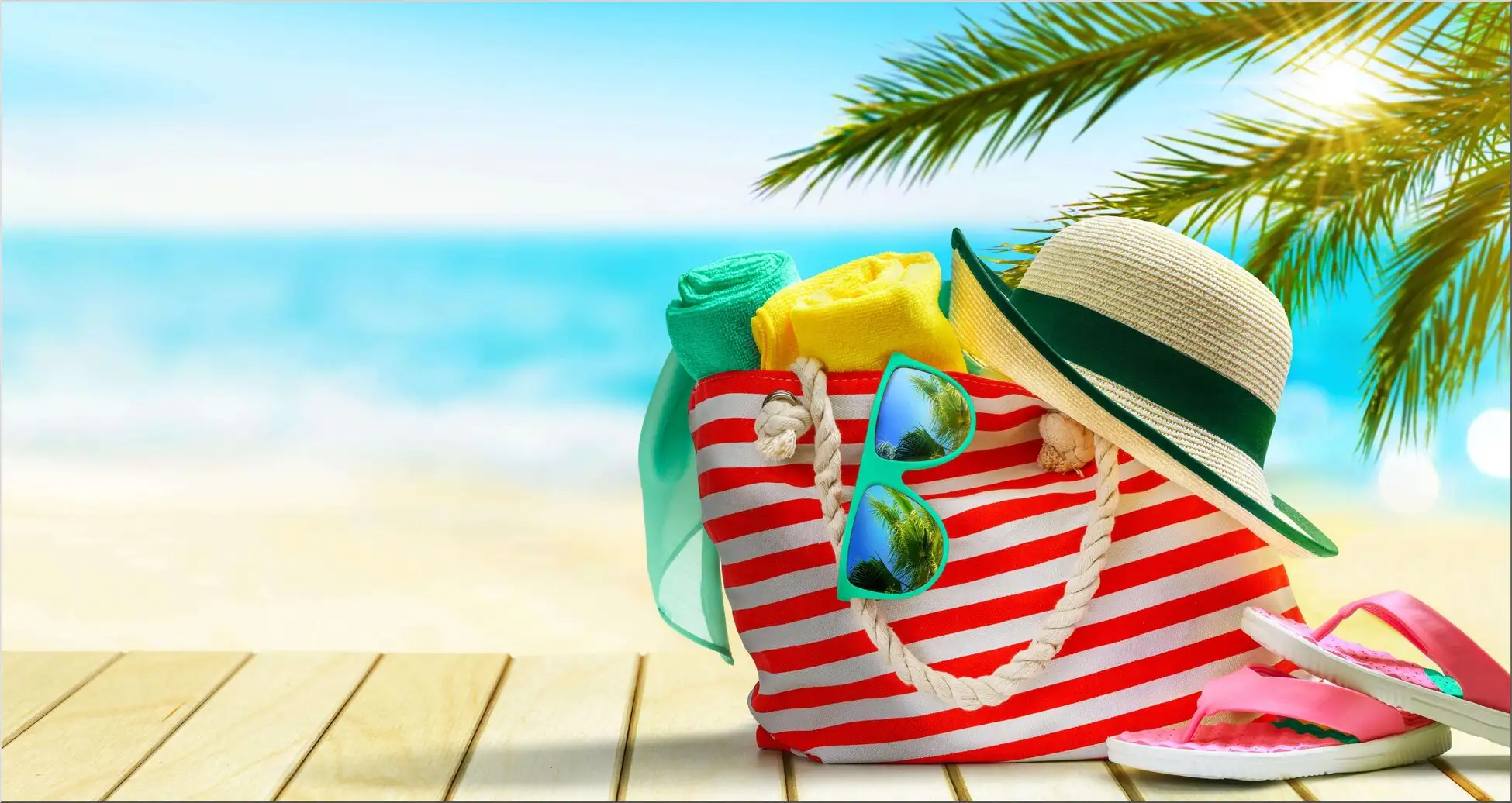 Strandtasche Mit Sonnenhut Und Flip Flops Am Meer