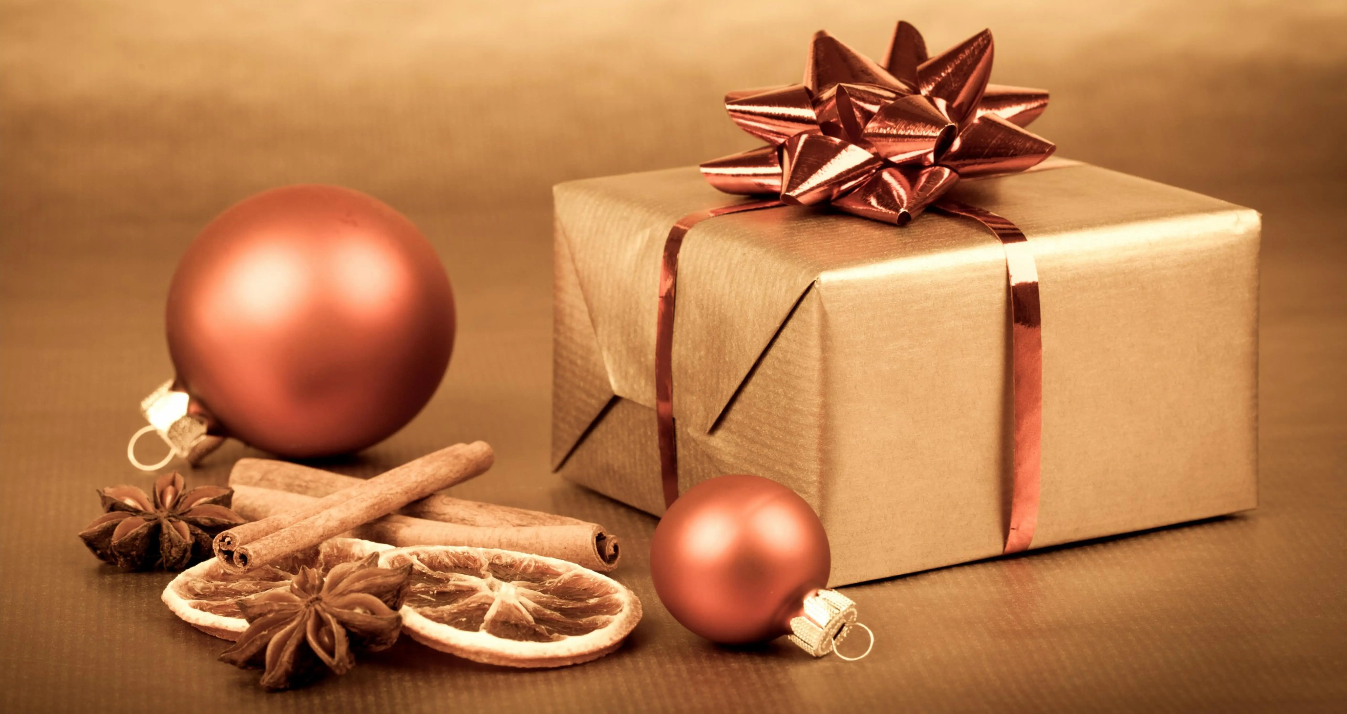 Goldenes Geschenk mit Weihnachtsdekoration