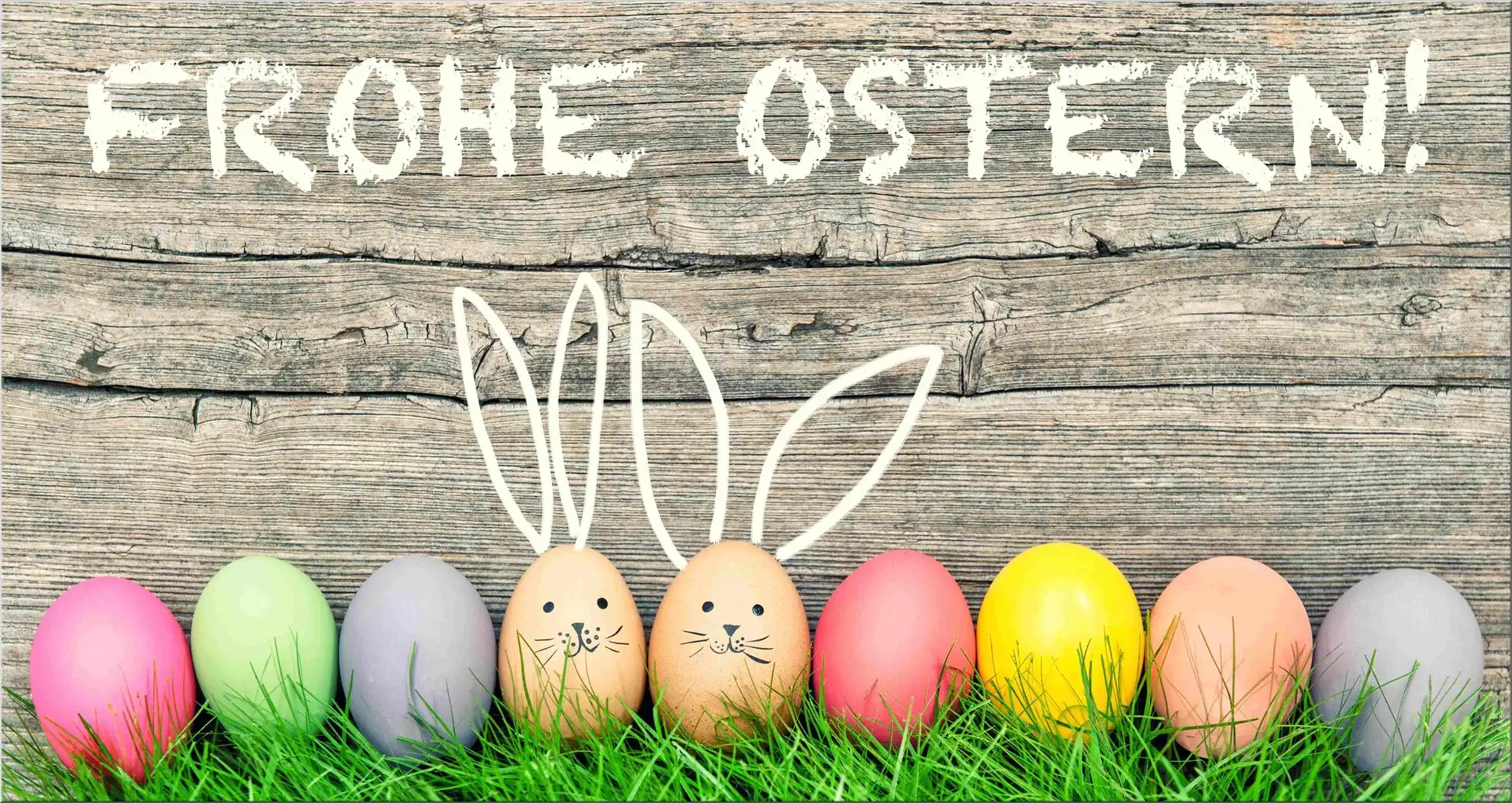 Bunte Ostereier Auf Gras Mit Osterhasenohren Vor Holzwand