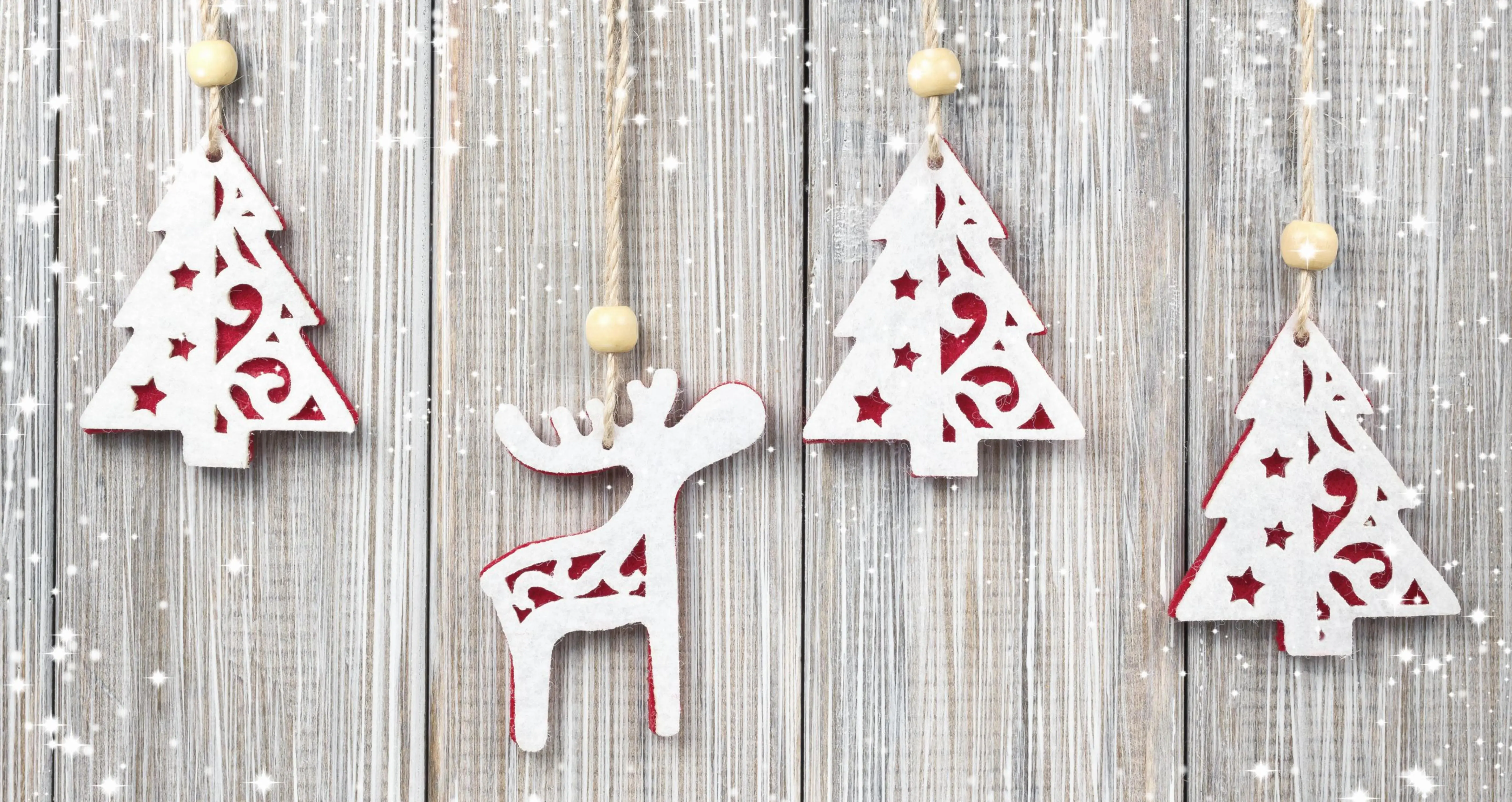 Weiß-Rote Weihnachtsanhänger mit Schneeflocken