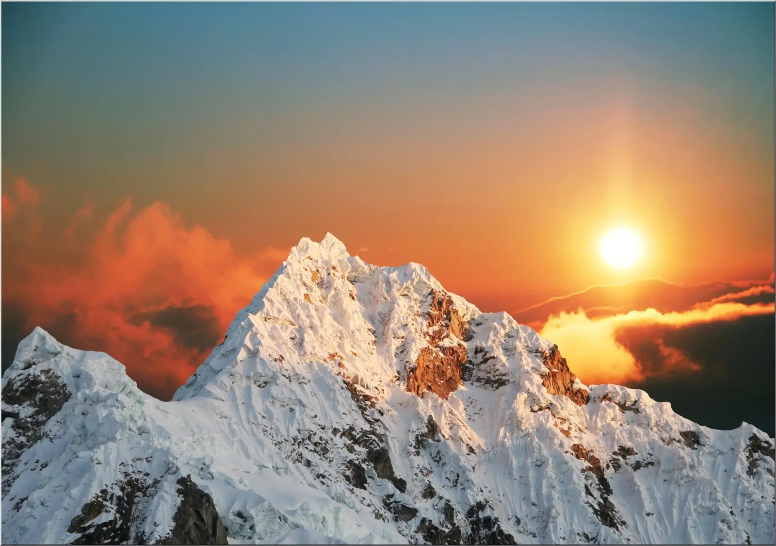 Berglandschaft im Schnee im Sonnenaufgang Postkarte