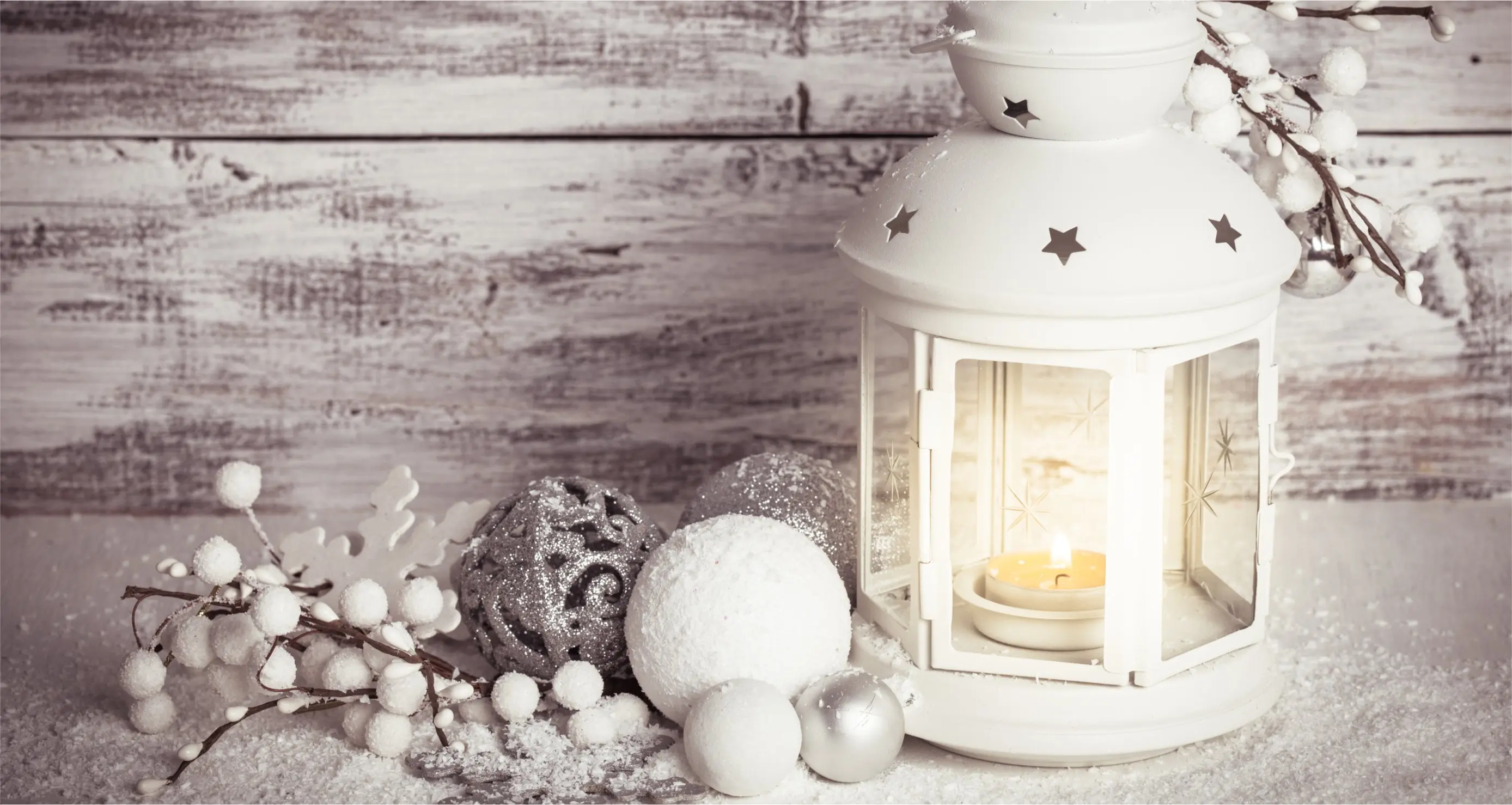 Laterne mit weißer Weihnachtsdekoration