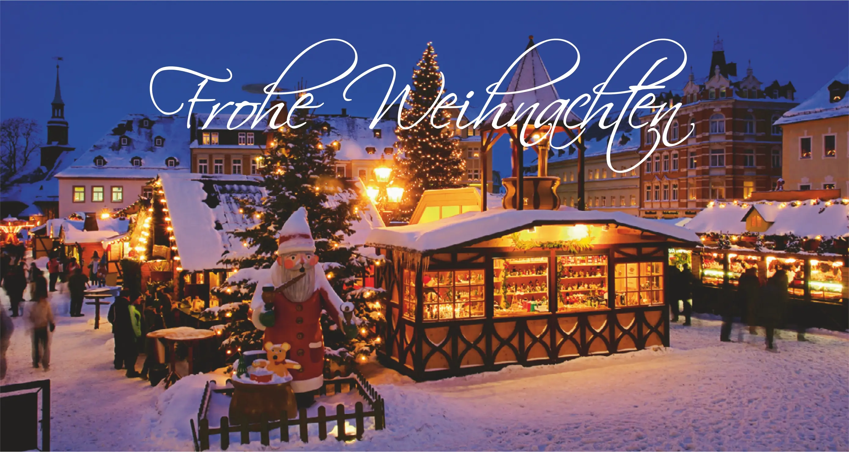 Weihnachtsmarkt am Abend mit funkelden Lichtern