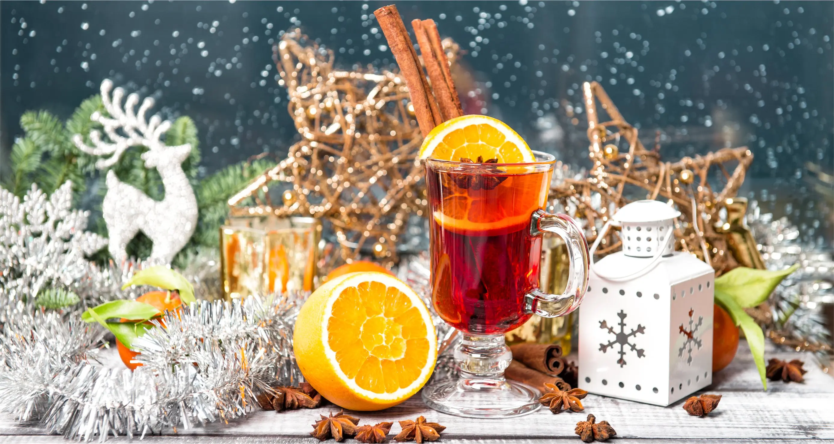 Glühwein in weihnachtlicher Dekoration