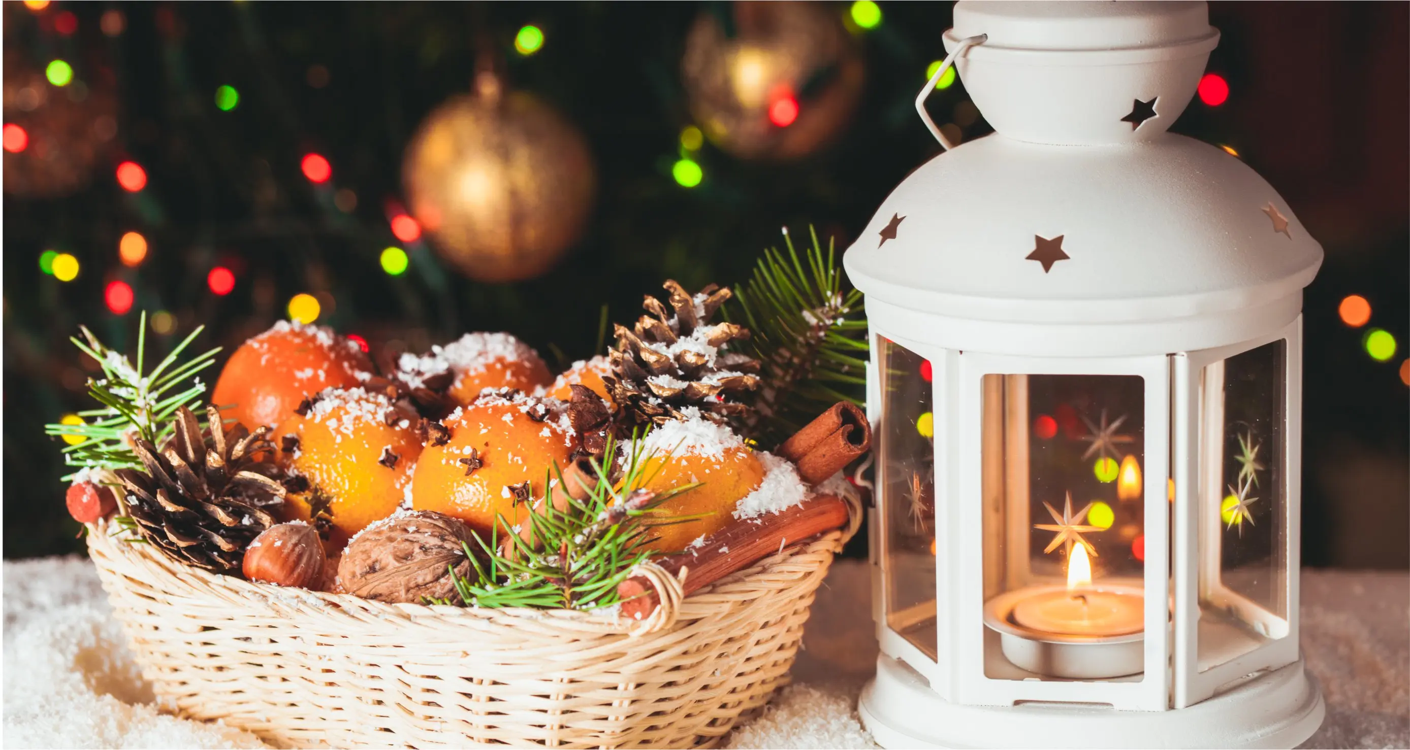 Laterne mit Weihnachtskorb