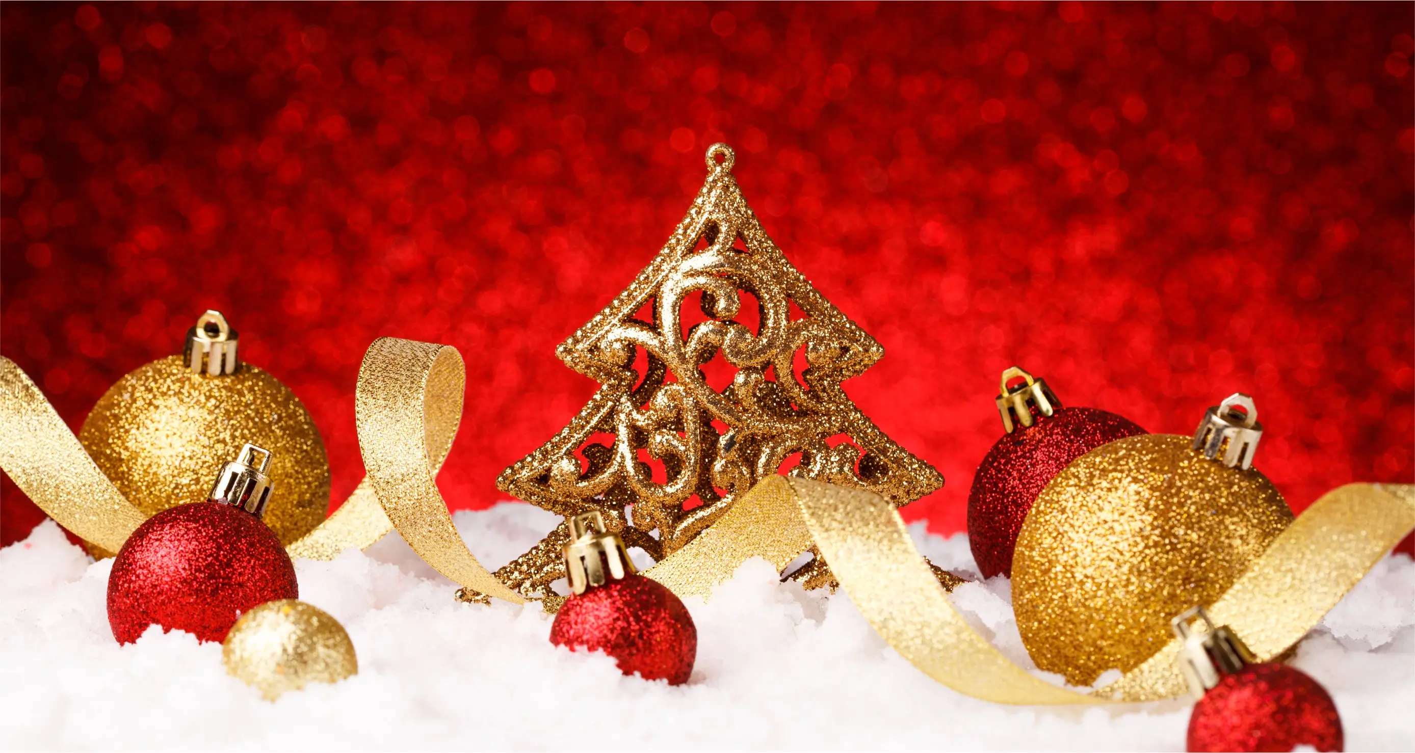 Rot-Goldene Weihnachtsdekoration im Schnee